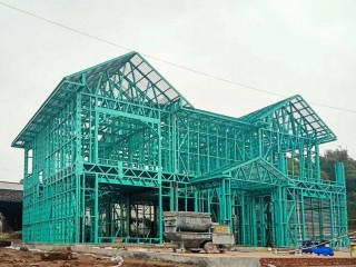 如果回看十年前，你會發現很多的農村房屋都是由紅磚修葺起來的，紅磚瓦頂，很具有鄉村特色，可是過了幾年，屋頂就要重新修補一下，因為下雨會漏雨。如果想要重新蓋房，農村房自建大多會選擇磚混結構，在噪音和塵土中